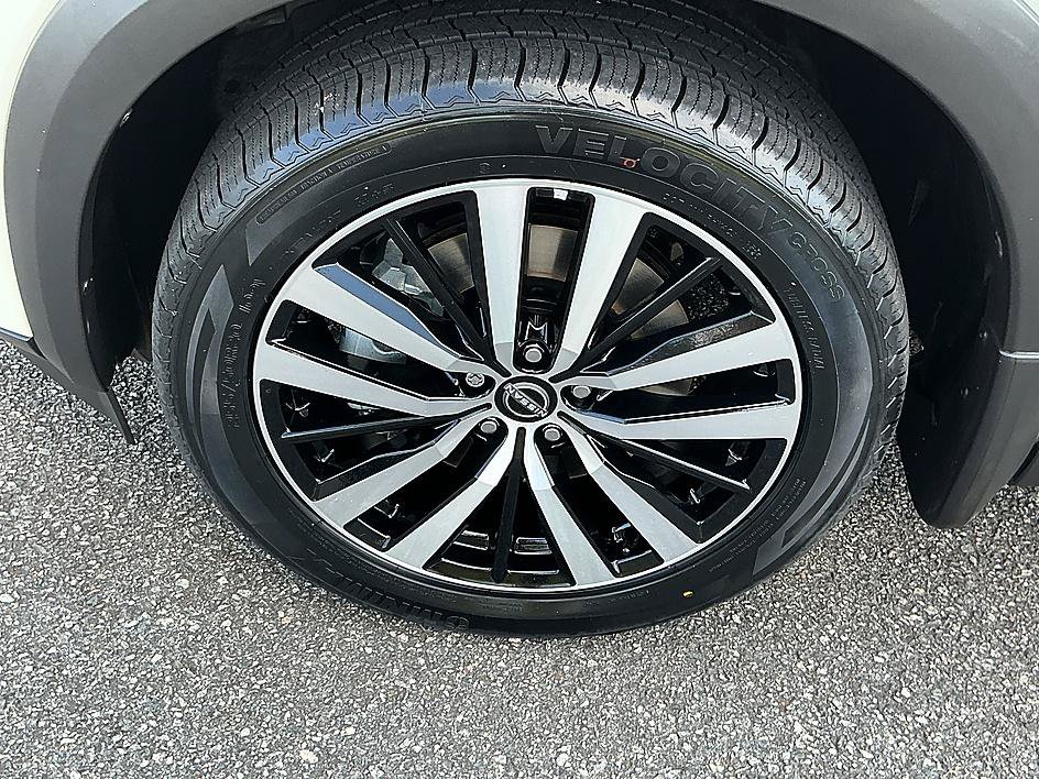 Certified 2024 Nissan Pathfinder Platinum w/ Black Appearance Package AWD/4WD image 8
