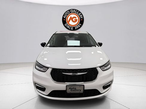 Used 2024 Chrysler Pacifica Touring-L FWD image 8
