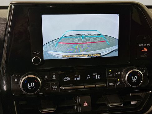Used 2023 Toyota Highlander XLE FWD image 25