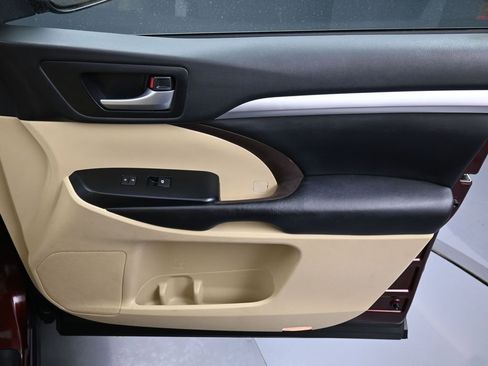 Used 2019 Toyota Highlander XLE image 38