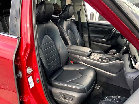 Used 2020 Toyota Highlander XLE AWD/4WD image 8