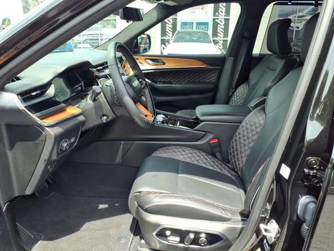 Used 2025 Jeep Grand Cherokee Summit AWD/4WD image 16