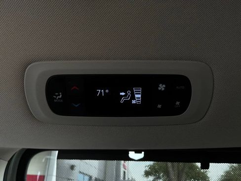 Used 2024 Chrysler Pacifica Touring-L FWD image 15