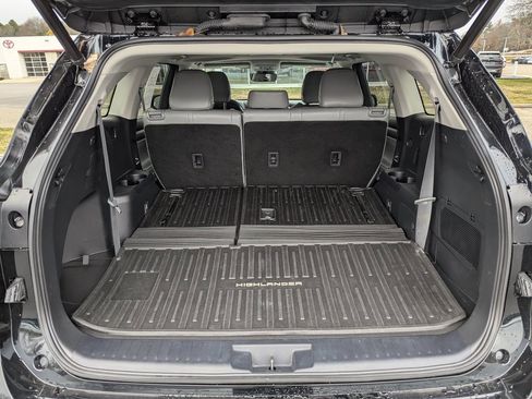 Used 2023 Toyota Highlander XLE image 14