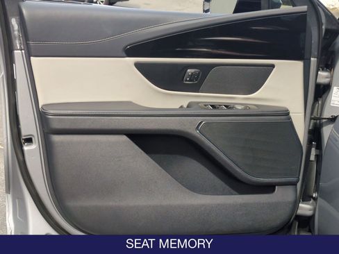 Used 2024 Lincoln Nautilus Reserve image 11