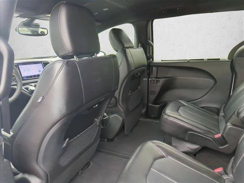 Used 2025 Chrysler Pacifica Select FWD image 21