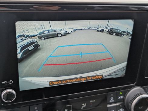 Used 2023 Toyota Highlander XLE image 7