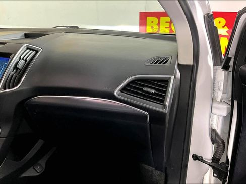 Used 2020 Ford Edge Titanium image 16