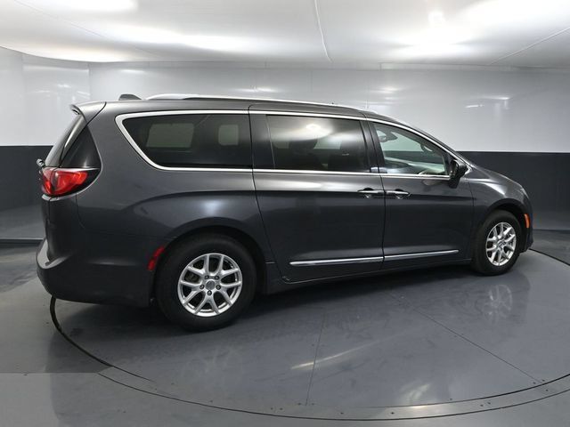 Used 2020 Chrysler Pacifica Touring-L FWD image 3