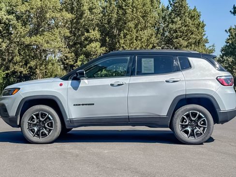 Used 2025 Jeep Compass Trailhawk AWD/4WD image 8