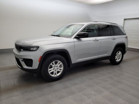 Used 2024 Jeep Grand Cherokee Laredo RWD image 2