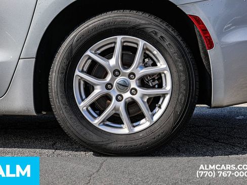 Used 2024 Chrysler Pacifica Touring-L image 18