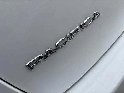 Used 2024 Chrysler Pacifica Touring-L image 9