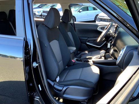 Used 2023 Kia Soul LX w/ LX Technology Package image 9