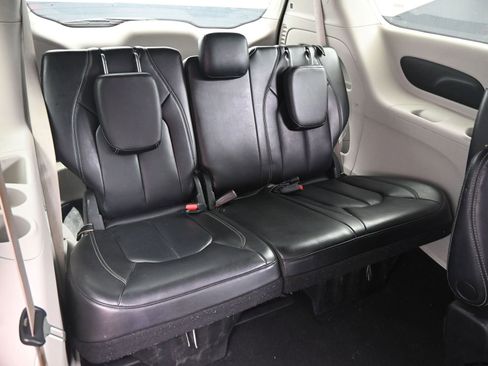Used 2023 Chrysler Pacifica Touring-L FWD image 16
