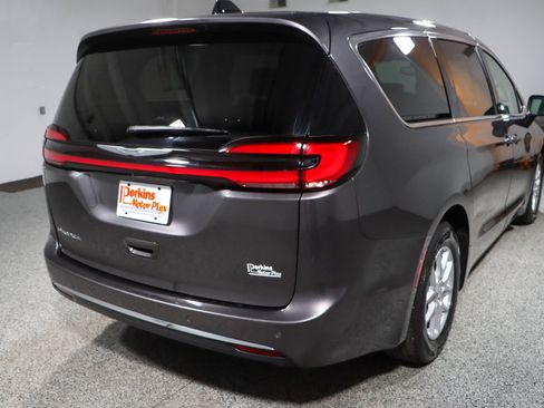 Used 2023 Chrysler Pacifica Touring-L FWD image 7