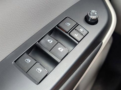 Used 2019 Toyota Highlander XLE image 17