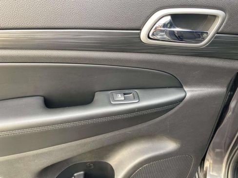 Used 2019 Jeep Grand Cherokee Laredo RWD image 13
