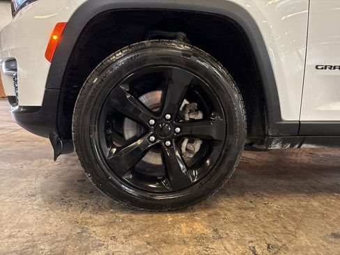 Used 2023 Jeep Grand Cherokee L Laredo image 38