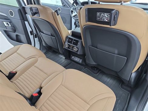 Used 2025 Land Rover Discovery Dynamic SE image 11