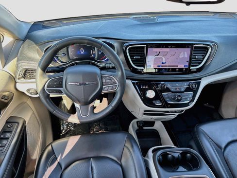 Used 2023 Chrysler Pacifica Touring-L FWD image 21