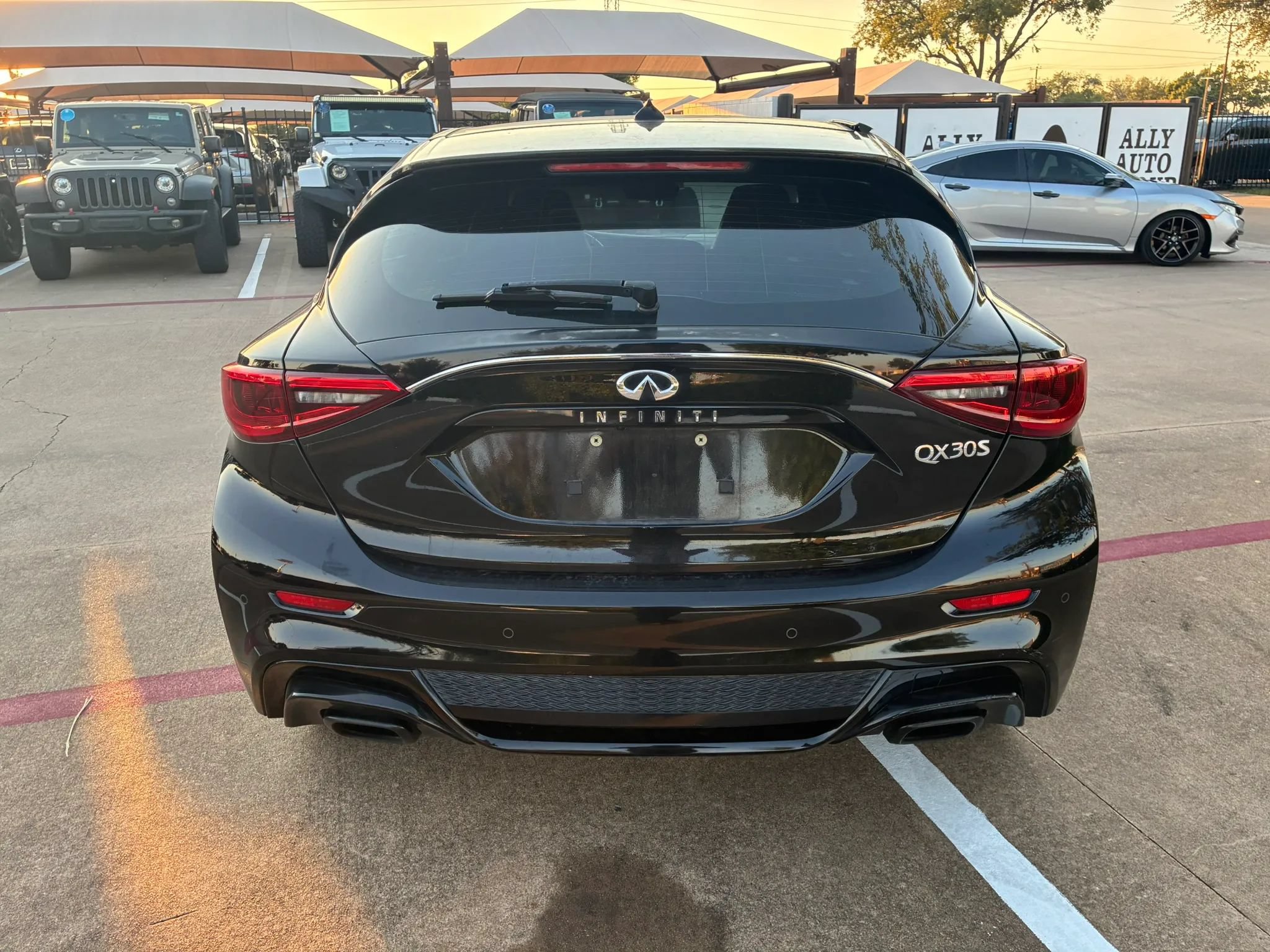 Used 2017 INFINITI QX30 Sport w/ Sport Leather Package FWD image 6