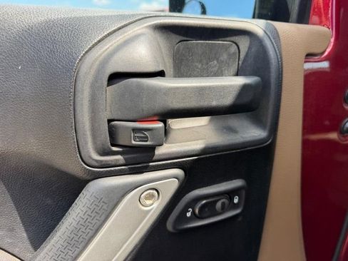 Used 2012 Jeep Wrangler Unlimited Rubicon w/ Connectivity Group AWD/4WD image 16