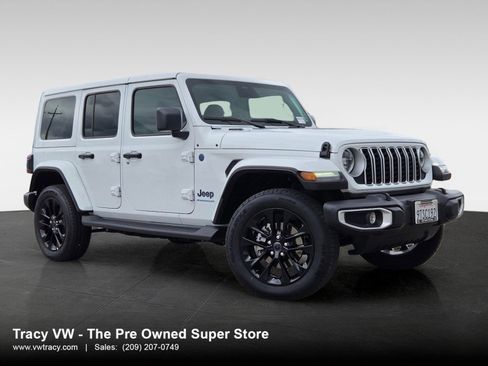 Used 2025 Jeep Wrangler Unlimited Sahara AWD/4WD image 1