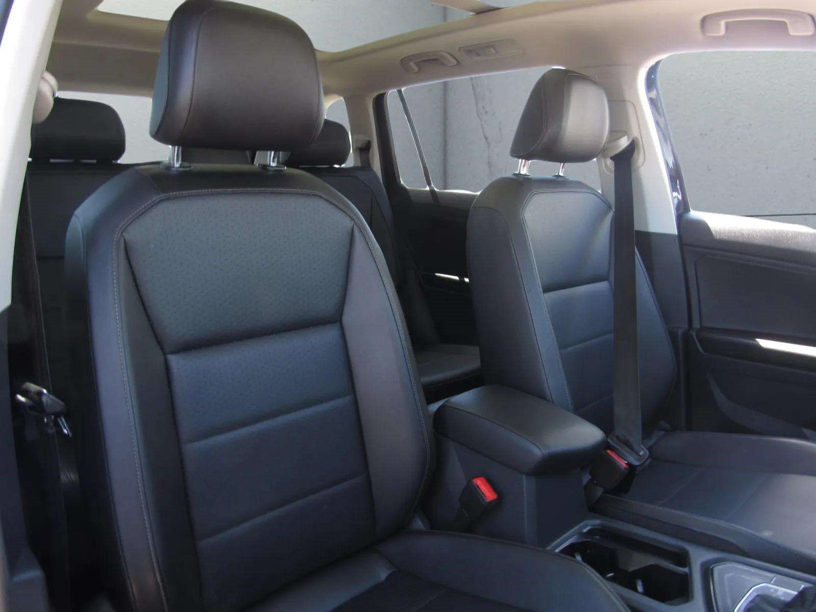 Used 2020 Volkswagen Tiguan SE R-Line FWD image 10