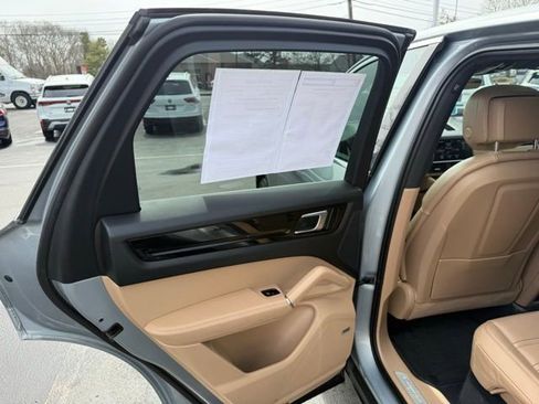 Used 2021 Porsche Cayenne AWD/4WD image 12