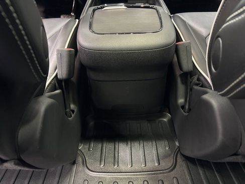 Used 2025 Chrysler Pacifica Limited image 31