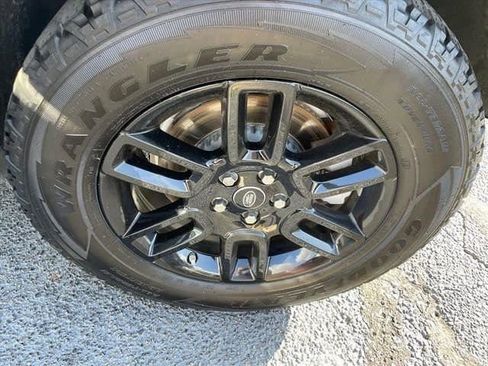 Used 2020 Land Rover Defender 110 SE image 30