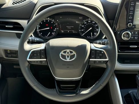 Used 2021 Toyota Highlander XLE AWD/4WD image 15