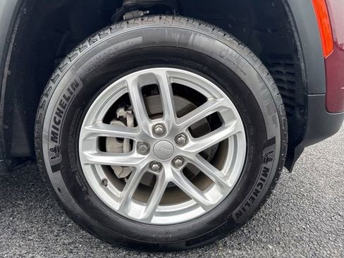 Used 2025 Jeep Grand Cherokee Laredo X w/ Luxury Tech Group I AWD/4WD image 3