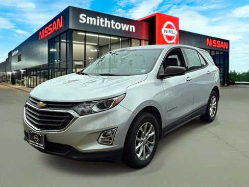 Used 2018 Chevrolet Equinox LS image 2