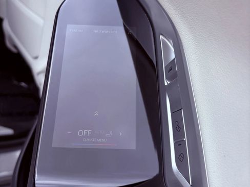 Used 2023 BMW 740i RWD image 15