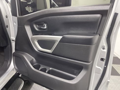 Used 2018 Nissan Titan SV w/ SV Convenience Package AWD/4WD image 23