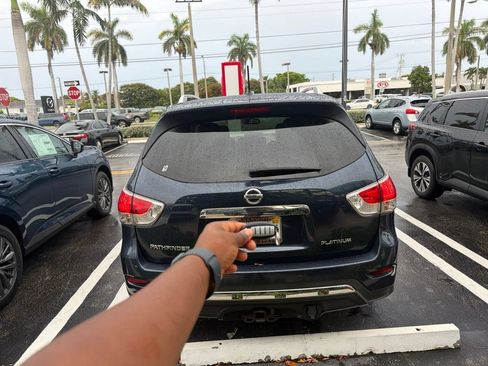 Used 2014 Nissan Pathfinder Platinum w/ Platinum Premium Package FWD image 5