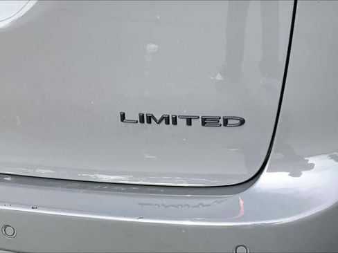 Certified 2025 Chrysler Pacifica Limited image 27