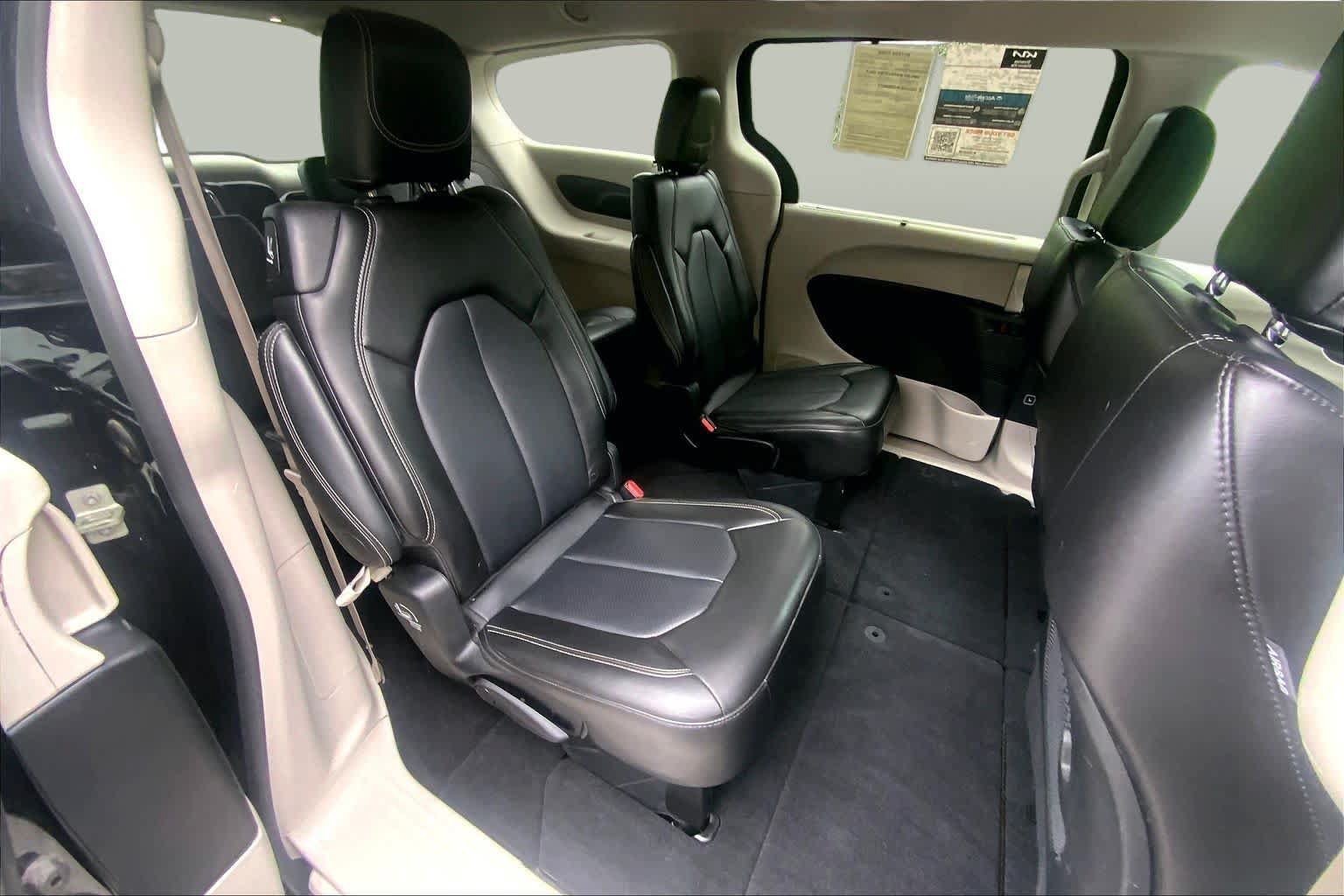 Used 2024 Chrysler Pacifica Touring-L FWD image 19