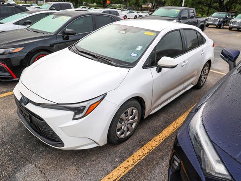 Used 2024 Toyota Corolla LE FWD image 3