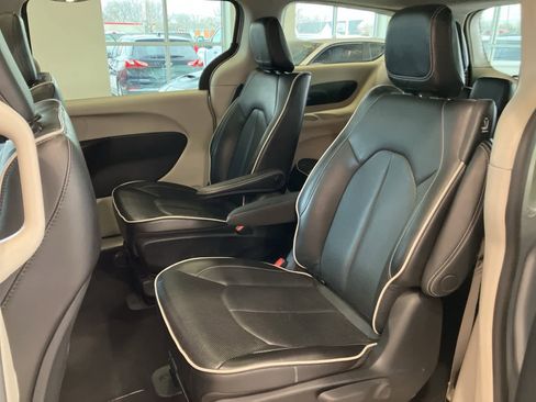 Used 2023 Chrysler Pacifica Limited image 32