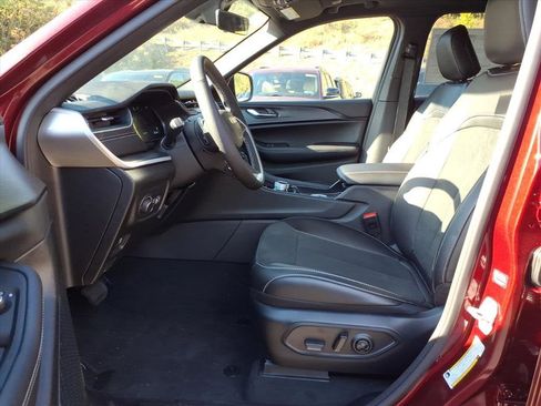 New 2025 Jeep Grand Cherokee Altitude image 6