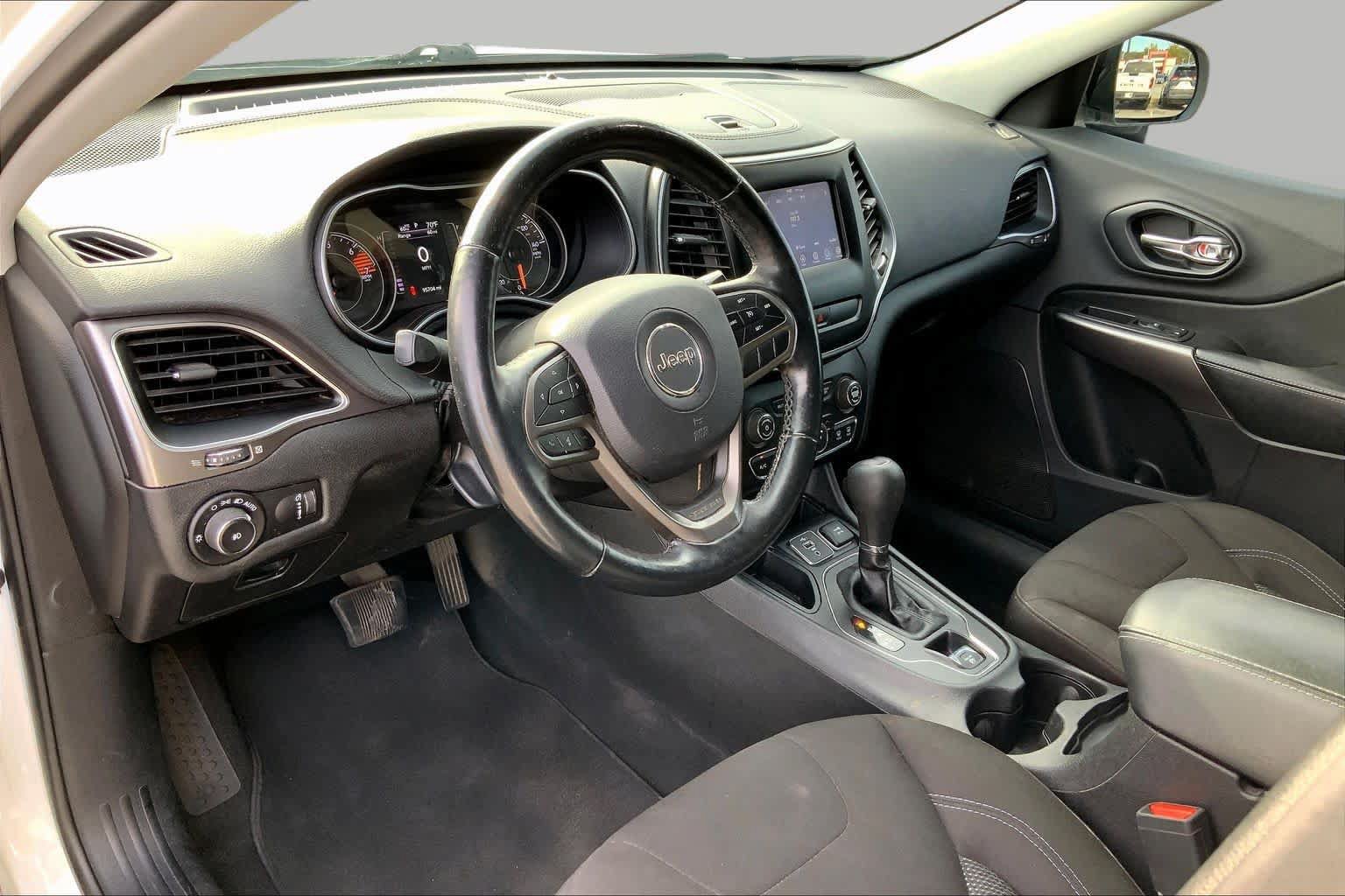 Used 2019 Jeep Cherokee Latitude w/ Cold Weather Group FWD image 16