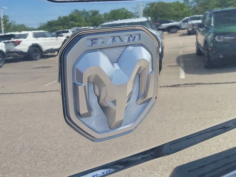 Used 2019 RAM 2500 Laramie w/ Black Appearance Package AWD/4WD image 7