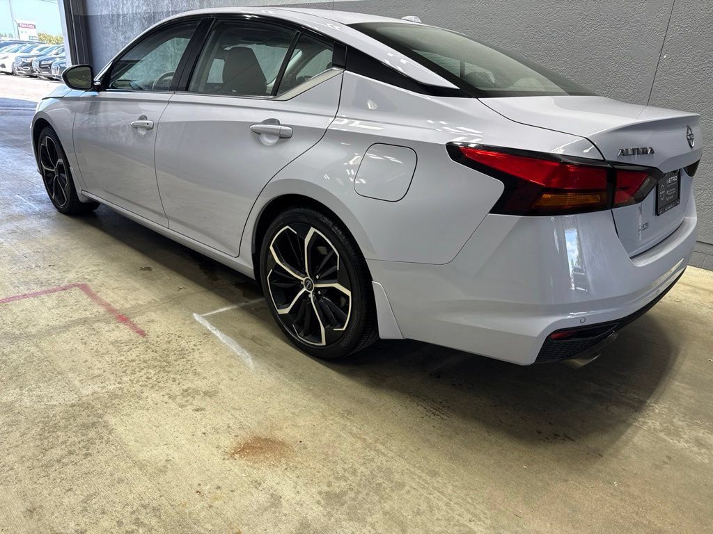 Used 2024 Nissan Altima 2.5 SR FWD image 3