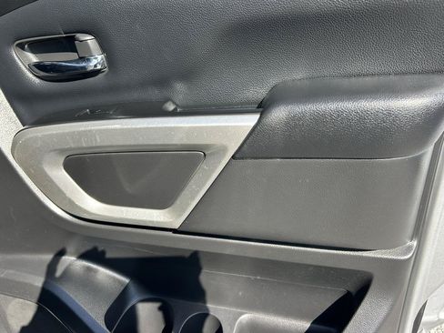 Used 2018 Nissan Titan SV RWD image 12