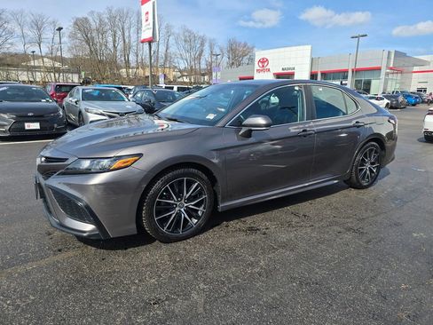 Used 2022 Toyota Camry SE w/ Carpet Mat Package (TMS) image 3