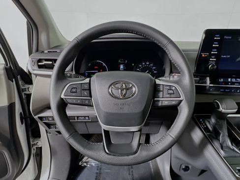Used 2023 Toyota Sienna XLE FWD image 18