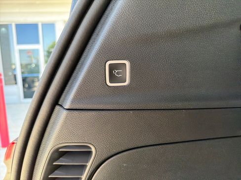Used 2026 Chrysler Pacifica Limited FWD image 10